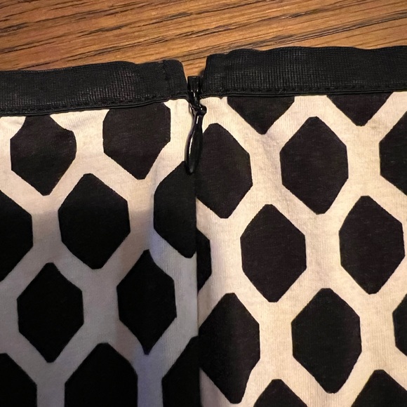 Banana Republic Black and White Peplum Top Medium - Picture 3 of 9